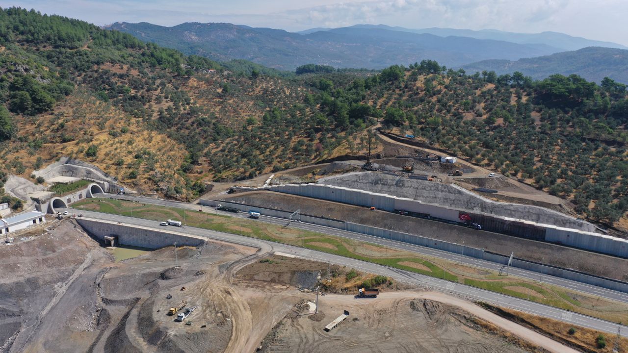 Máquina em obra de talude íngreme — contexto de instalação de biomanta em rodovia